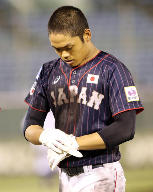 日本対台湾　6回表日本2死、遊飛に倒れ悔しそうな表情を見せる根尾（撮影・垰建太）