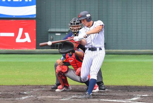 日本対中国　2回裏日本代表2死一、三塁、中前に勝ち越し適時打を放つ日置（撮影・上田博志）