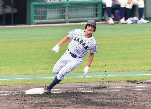 日本対中国　2回裏日本代表2死一、三塁、中前に勝ち越し適時打を放つ日置（撮影・上田博志）