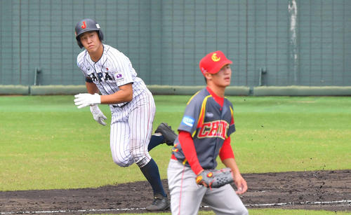 日本対中国　2回裏日本代表2死一、三塁、サン・ヤンから左前に適時打を放つ小園（撮影・上田博志）