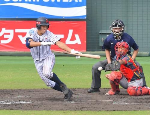 日本対中国　4回裏日本代表、バント安打を決める小園（撮影・上田博志）