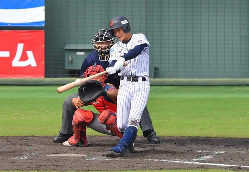 日本対中国　4回裏日本代表無死一塁、左翼線へ二塁打を放つ奈良間（撮影・上田博志）