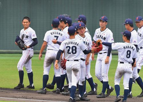 日本対中国　7回表中国2死、7回1イニングを無失点に抑えた根尾昂（左）は笑顔を見せながら整列する（撮影・上田博志）