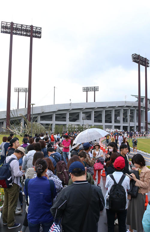 福井国体硬式野球　大勢のファンがチケットを求め列を作る福井県営球場（撮影・上山淳一）