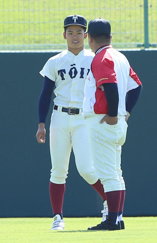 下関国際対大阪桐蔭　試合前、リラックスした表情の大阪桐蔭・根尾（左）（撮影・上山淳一）