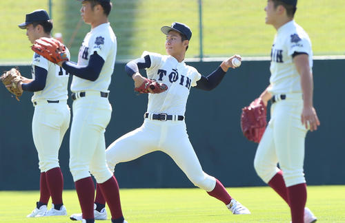 福井国体　下関国際対大阪桐蔭　試合前、キャッチボールする大阪桐蔭の藤原（右2人目）（撮影・上山淳一）