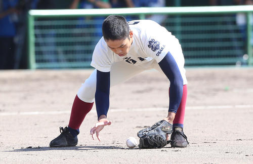 下関国際対大阪桐蔭　1回表下関国際無死一塁、甲山の送りバントをグラブから珍しくこぼしてしまう根尾（撮影・上山淳一）