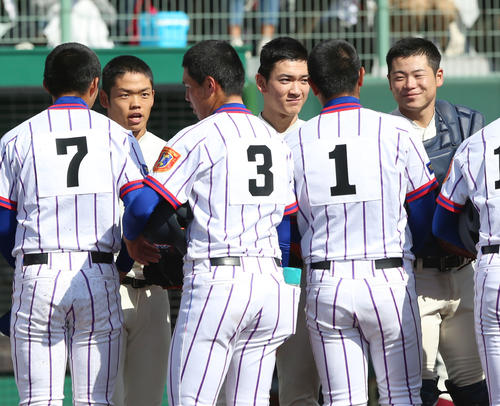 下関国際対大阪桐蔭　試合終了後、下関国際ナインとあいさつを交わす根尾（左2人目）（撮影・上山淳一）