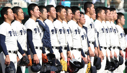 下関国際対大阪桐蔭　試合終了後、下関国際ナインとあいさつを交わす根尾（左2人目）（撮影・上山淳一）