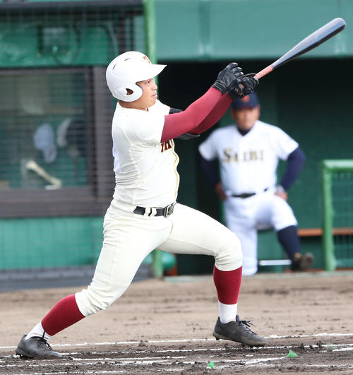 高岡商対済美　1回表高岡商2死二塁、筏は左越え2点本塁打を放つ（撮影・上山淳一）