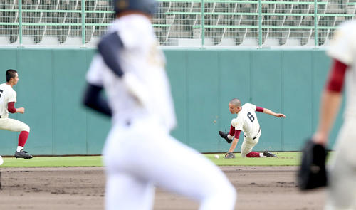 高岡商対済美　1回裏済美2死一、二塁、山口直の三塁線に落ち打球を遊撃手の中村（右）が追うも捕球できず2－2となる（撮影・上山淳一）