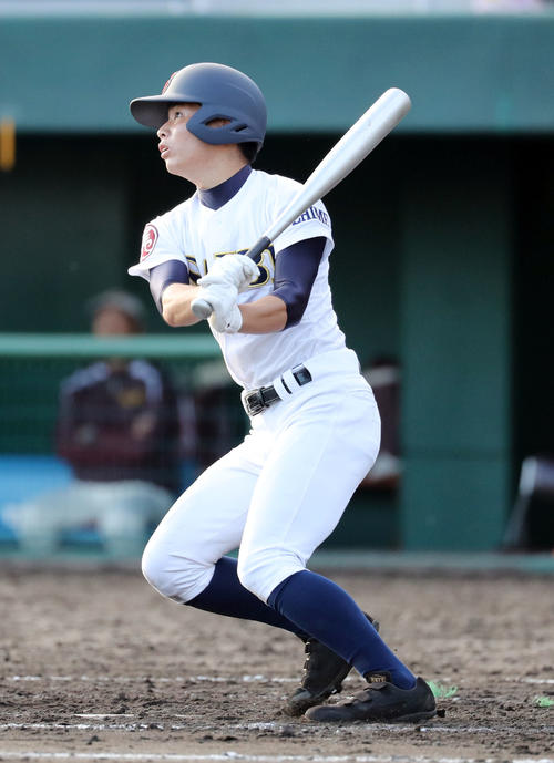 高岡商対済美　9回裏済美1死一、三塁、サヨナラとなる左犠飛を放つ伊藤（撮影・垰建太）