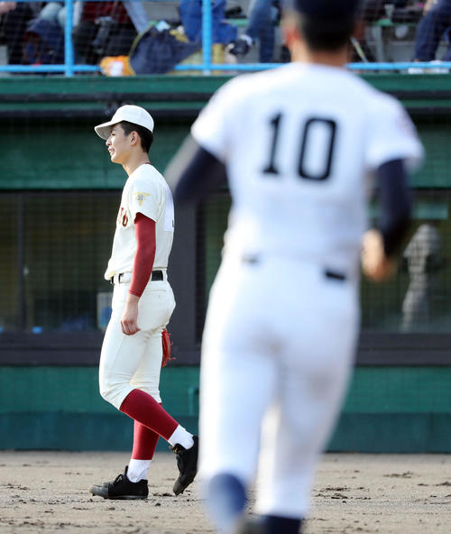 高岡商対済美　9回裏済美1死一、三塁、伊藤の左犠飛でサヨナラ負けを喫した山田（左）はうっすら笑みを浮かべながら喜ぶ済美ナインを見つめる（撮影・垰建太）