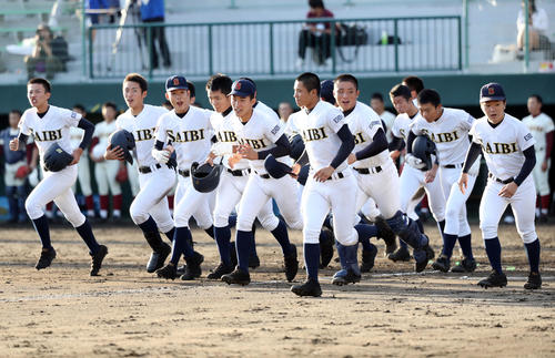 高岡商対済美　高岡商にサヨナラで勝利し、笑顔で駆け出す済美ナイン（撮影・垰建太）