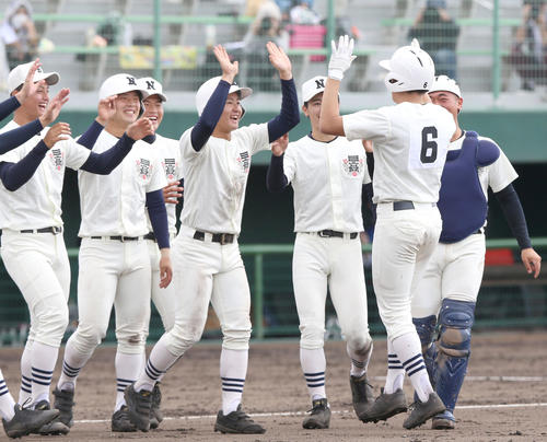 敦賀気比対日大三　9回裏日大三無死満塁、日置（手前右）はサヨナラ左前適時打を放ちナインの出迎えを受ける（撮影・上山淳一）