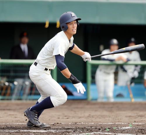近江対高知商　1回裏高知商1死一、三塁、右翼線に適時二塁打を放つ山崎（撮影・垰建太）