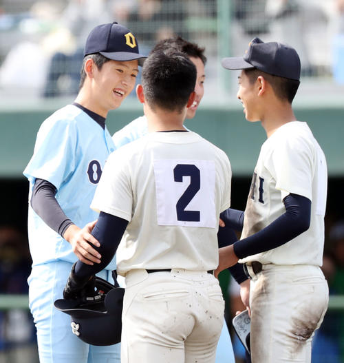近江対高知商　試合に勝利した近江・林（左）は整列後、笑顔で高知商の選手たちと言葉を交わす（撮影・垰建太）