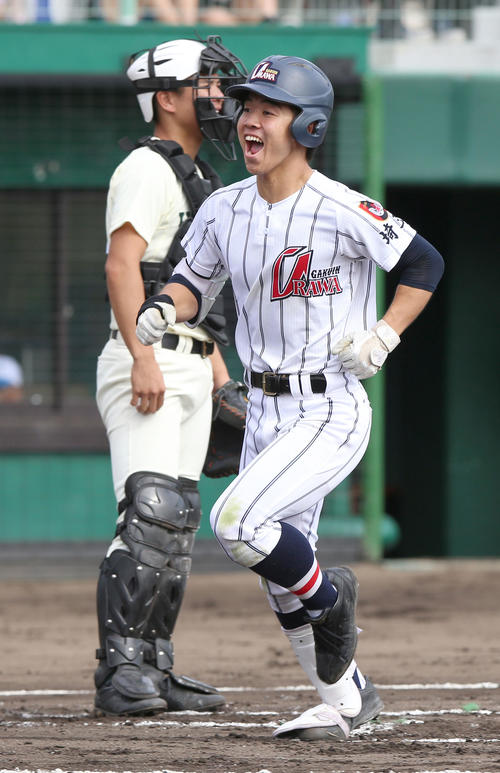 報徳学園浦和学院　1回裏浦和学院1死、矢野（手前）は先制の左越え本塁打を放ち雄たけびをあげ喜ぶ。左は捕手の堀尾（撮影・上山淳一）