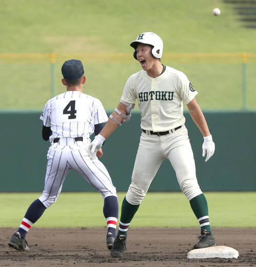 報徳学園浦和学院　3回表報徳学園1死二塁、小園は左中間適時二塁打を放ち二塁ベース上で喜ぶ（撮影・上山淳一）