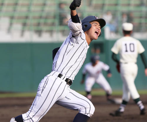 報徳学園浦和学院　9回裏浦和学院1死三塁、中前祐也はサヨナラ中越え適時打を放ちガッツポーズ（撮影・上山淳一）