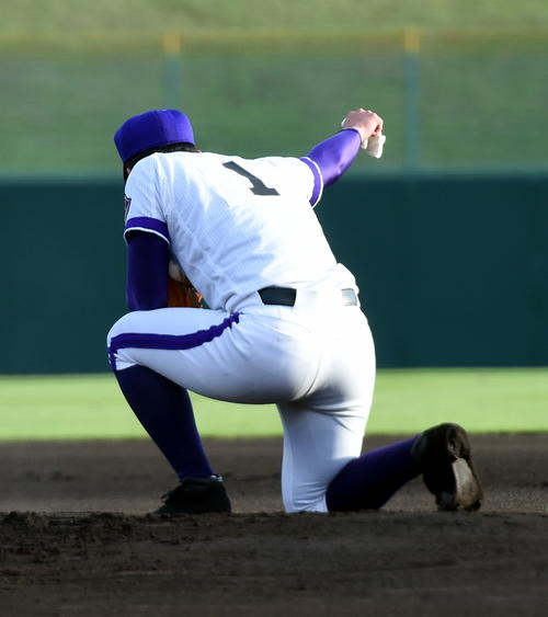 常葉大菊川対金足農　1回表の投球練習後に侍ポーズを披露する金足農・吉田（撮影・高橋洋平）