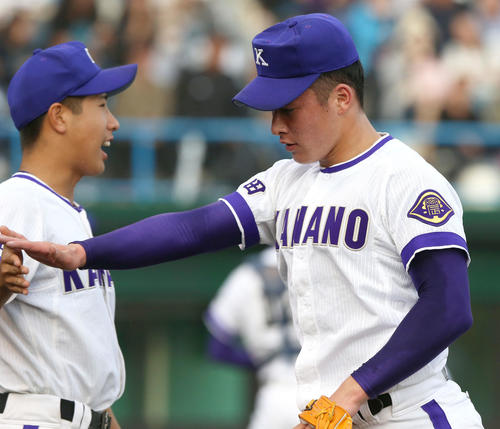 常葉大菊川対金足農　2回を3者三振に仕留めベンチに帰る吉田輝星（撮影・上山淳一）