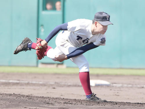 済美対大阪桐蔭　4回表、横川に代わって森本が登板（撮影・上山淳一）
