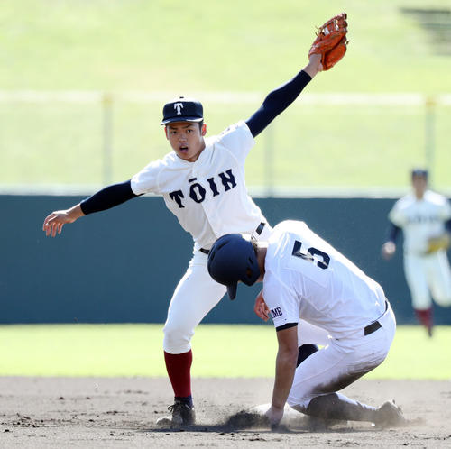 済美対大阪桐蔭　2回表済美無死、小泉からの送球を受け池内の二盗を阻止する根尾（撮影・垰建太）