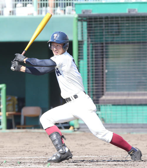済美対大阪桐蔭　4回裏大阪桐蔭1死、藤原は左前打を放つ（撮影・上山淳一）
