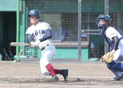 済美対大阪桐蔭　7回裏大阪桐蔭1死二、三塁、宮崎は三塁を破る2点適時二塁打を放つ。右は捕手の芦谷（撮影・上山淳一）