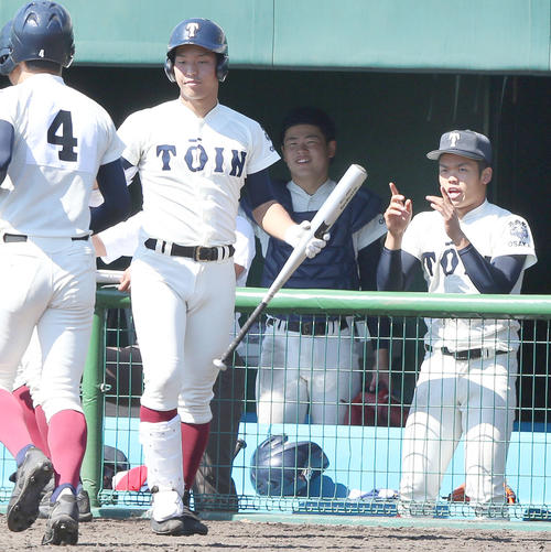 済美対大阪桐蔭　7回裏大阪桐蔭1死二、三塁、宮崎の左2点適時二塁打で生還した三走の山田に向かってポーズする根尾（右）（撮影・上山淳一）