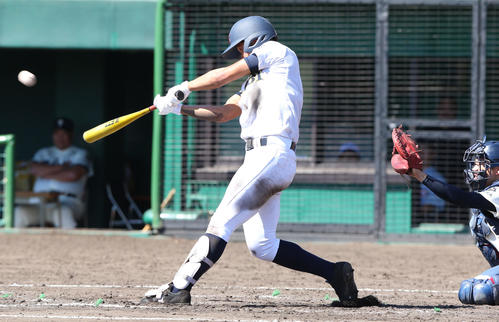 済美対大阪桐蔭　9回表済美2死一、二塁、池内は中越え3点本塁打を放つ（撮影・上山淳一）