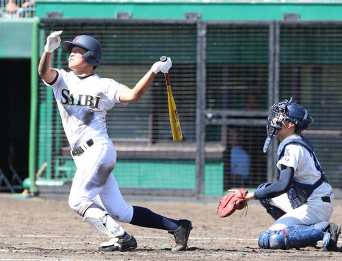 済美対大阪桐蔭　9回表済美2死一、二塁、池内は中越え3点本塁打を放つ。右は捕手の小泉（撮影・上山淳一）