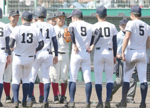 済美対大阪桐蔭　試合終了後、9回に3ランを放った池内（右）に受かって笑顔を見せる根尾（中央奥）と柿木（左2人目）（撮影・上山淳一）