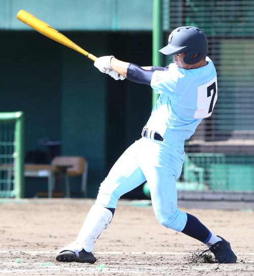 日大三対近江　2回裏近江1死満塁、住谷は右に2点前適時打を放つ（撮影・上山淳一）