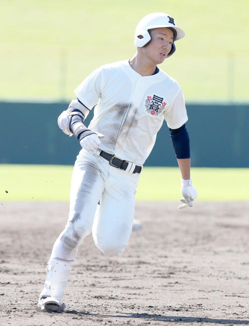 日大三対近江　4回表日大三1死一、二塁、飯村は右中間2点適時三塁打を放ち三塁に向かう（撮影・上山淳一）