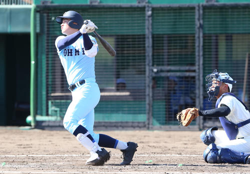 日大三対近江　4回裏近江無死三塁、北村は中犠飛を放ち5－3とする。右は捕手の佐藤英（撮影・上山淳一）