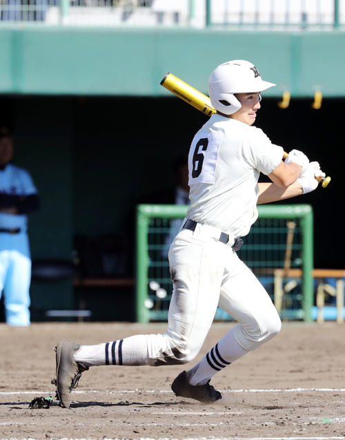 日大三対近江　5回表日大三無死一、二塁、右中間に同点となる適時二塁打を放つ日置（撮影・垰建太）
