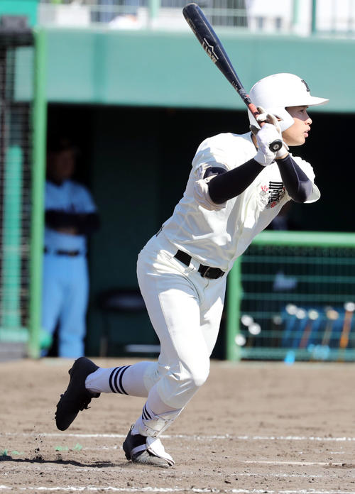 日大三対近江　5回表日大三無死一、三塁、右中間に勝ち越しの適時二塁打を放つ中村（撮影・垰建太）