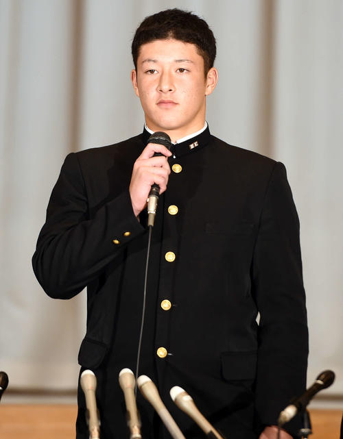 会見に臨む金足農・吉田（撮影・高橋洋平）