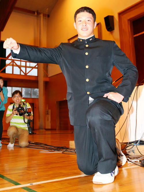 プロ志望届を提出する意志を表明した金足農・吉田輝星は会見後、侍ポーズを決める（撮影・垰建太）