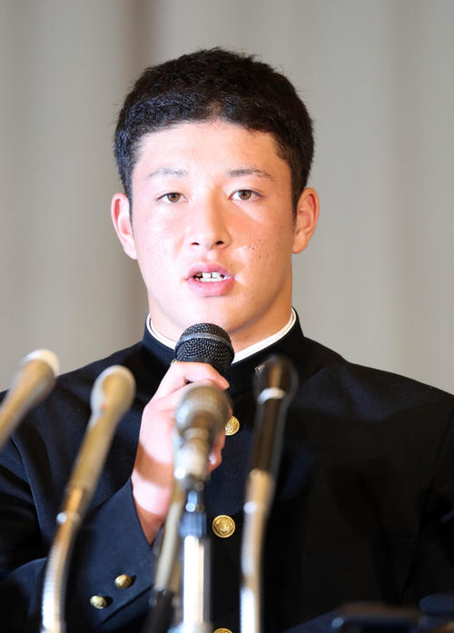 プロ志望届を提出する意志を表明する金足農・吉田（撮影・垰建太）