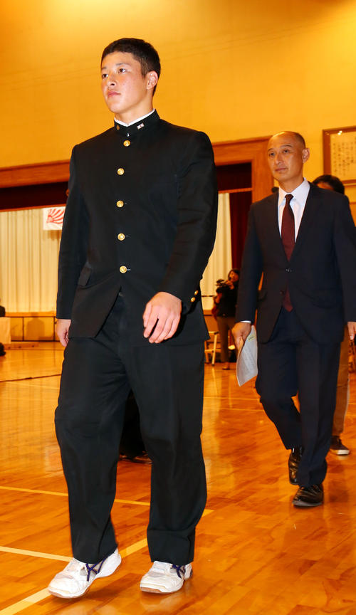 プロ志望届を提出する意志を表明会見を開き引き揚げる金足農・吉田（撮影・垰建太）