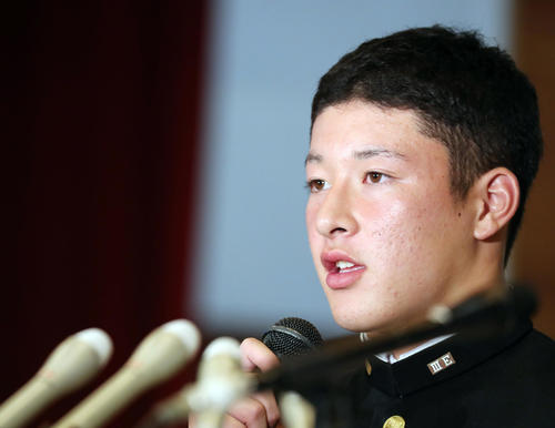 会見を開き、プロ志望の意志を表明する金足農・吉田（撮影・垰建太）
