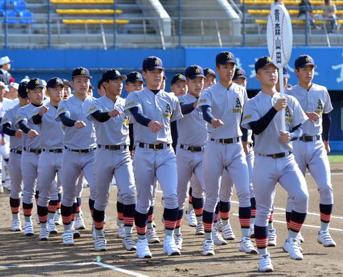開会式で入場行進する青森山田の選手たち（撮影・鎌田直秀）