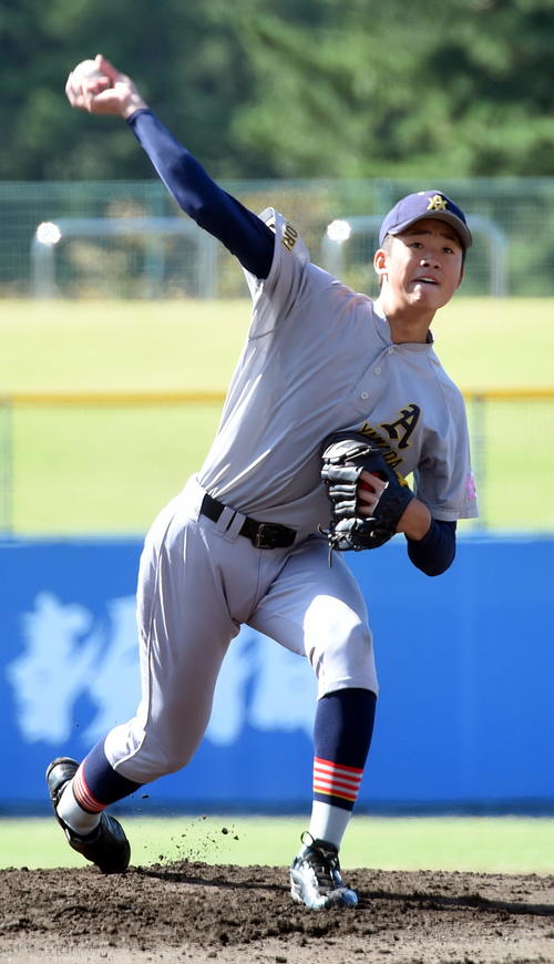 青森山田対大崎中央　力投する青森山田・堀田
