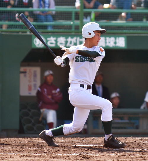秋田商対専大北上　5回裏2死三塁、中前適時打を放つ専大北上1年生4番・鈴木（撮影・鎌田直秀）