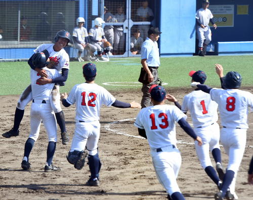 青森山田対大崎中央　9回裏に3点を奪って逆転サヨナラ勝ちした大崎中央ナイン（撮影・高橋洋平）