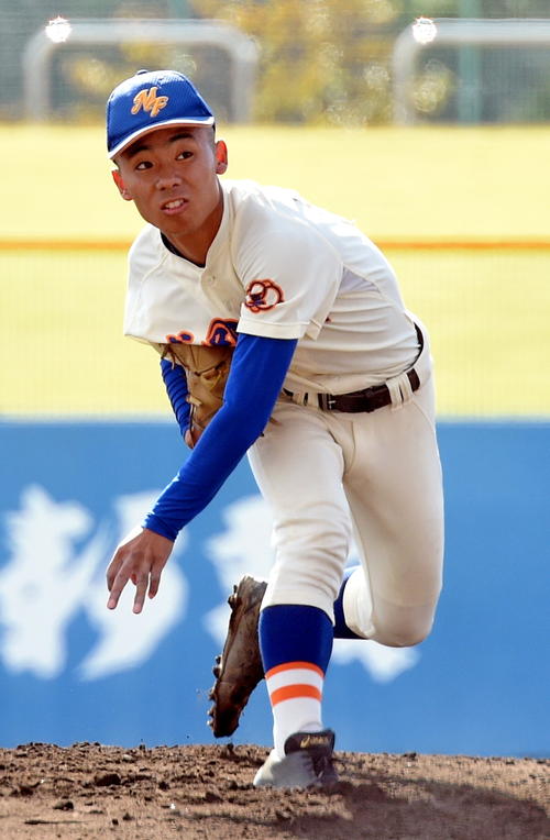 盛岡大付対山形城北　力投する盛岡大付・阿部（撮影・高橋洋平）