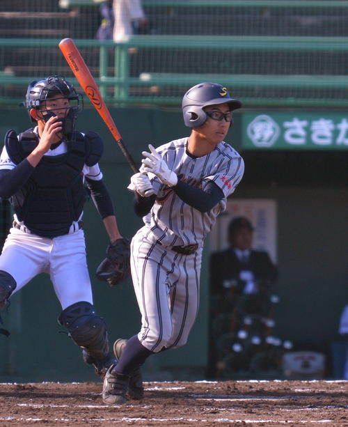 大崎中央対秋田修英　2回裏2死満塁、一塁強襲2点適時打を放った秋田修英・菅（撮影・鎌田直秀）